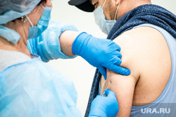Вакцинация от гриппа на областном рынке на Громова. Екатеринбург, укол, прививка, шприц одноразовый, шприц, вакцина, прививка от гриппа, вакцина от гриппа, вакцинация