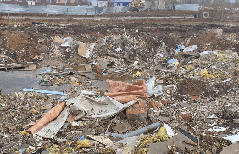 Березниковцы отмечают, что власти не спешат вывозить строительный мусор