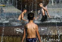 Виды Екатеринбурга, жара, фонтан шар, купание в фонтане, город екатеринбург, октябрьская площадь, отдых горожан