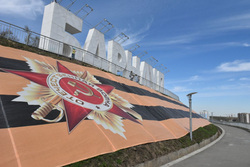 В Барнауле была развернута гигантская Георгиевская лента (9 на 60 метров)