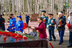 Вместе с губернатором Югры Натальей Комаровой был депутат Госдумы Павел Завальный (на заднем плане в черной куртке)