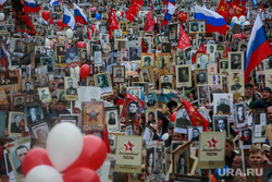 Акция "Бессмертный полк" в Москве. Москва, фотографии в руках, бессмертный полк, портреты бессмертного полка, солдаты великой отечественной войны