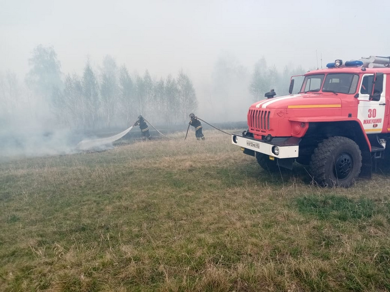 Огонь тушат 36 пожарных