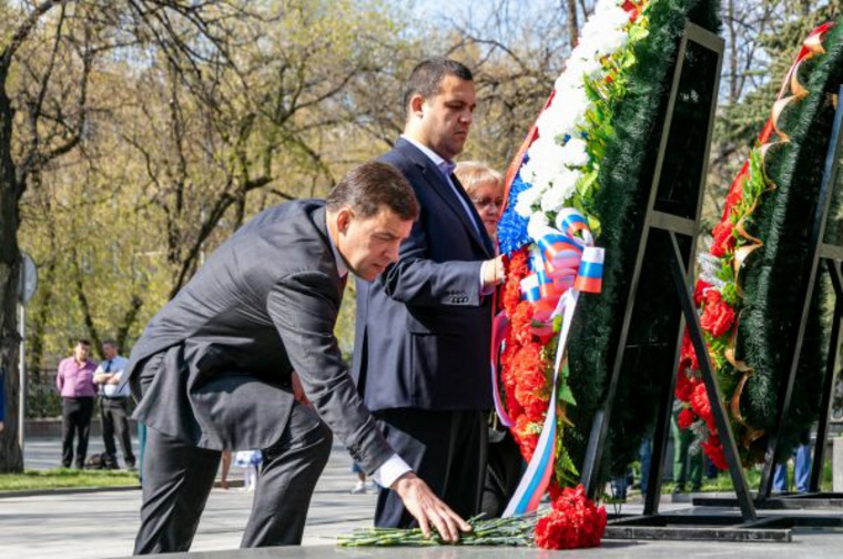Умар Кремлев с губернатором Евгением Куйвашевым возложили цветы к памятнику маршалу Советского Союза Георгию Жукову
