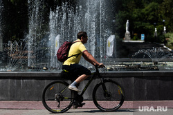 Виды Екатеринбурга, лето, жара, фонтан, велосипед, мужчина на велосипеде