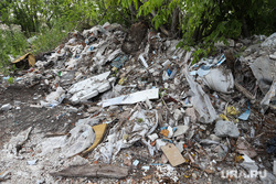 Несанкционированная свалка мусора. Курган, мусор, отходы, мусор в кустах, куча мусора, свалка, помойка, несанкционированная свалка, бытовые отходы