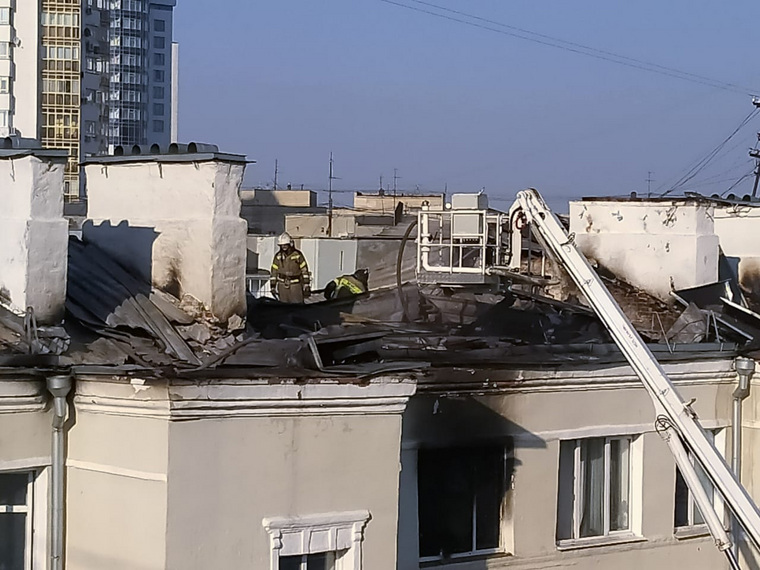 Квартира, крыша над которой была охвачена огнем, полностью выгорела