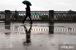 Виды Екатеринбурга, набережная исети, лужа, зонт, дождливая погода, пасмурная погода, дождь, девушка с зонтом