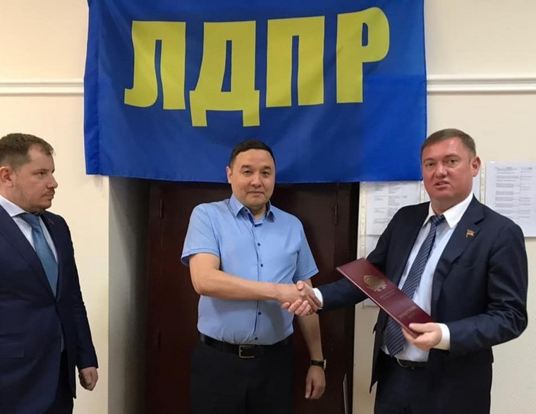 Координатор магнитогорской организации ЛДПР Дамир Байтенов (в центре) выдвинется в Госдуму по Магнитогорскому одномандатному округу, утверждают источники URA.RU