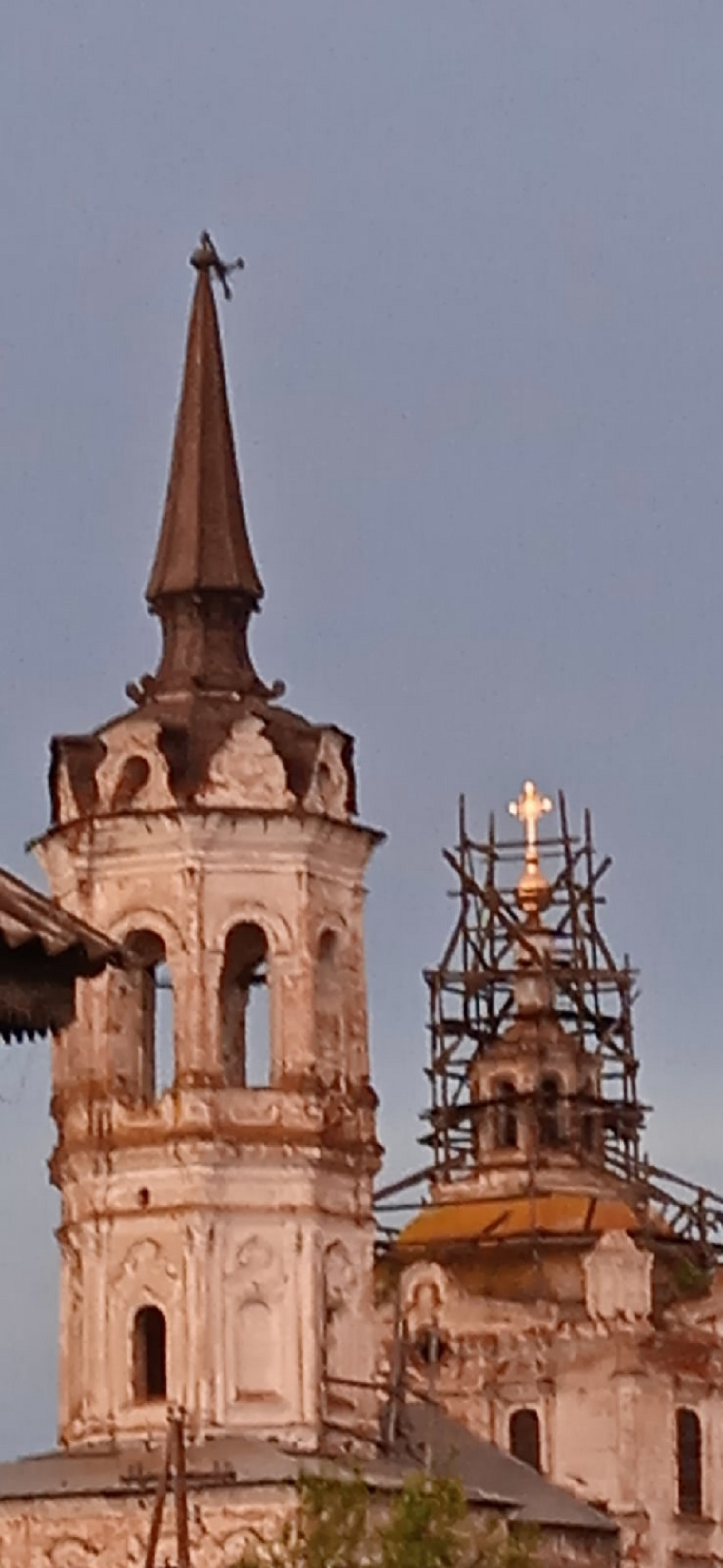Очевидцы сообщают, что на Крестовоздвиженской церкви погнуло крест
