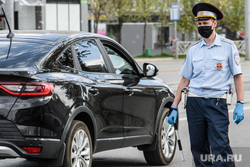 Проверка соблюдения масочного режима водителями. Екатеринбург, полиция, гибдд, дорожно патрульная служба, масочный режим, полицейский в маске