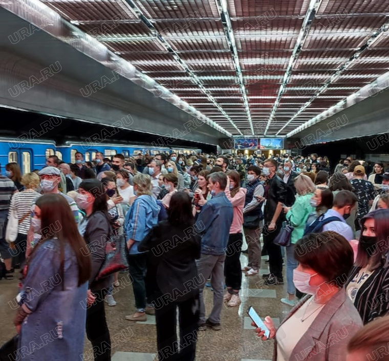 Пассажиры толпятся на станциях в ожидании поездов