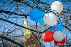 Первомайская демонстрация профсоюзов на Красной площади. Москва, шарики, триколор, кремль, ветки деревьев