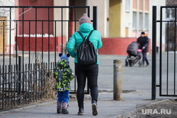 Виды города. Курган, родители, дети, родители с детьми, мама и ребенок