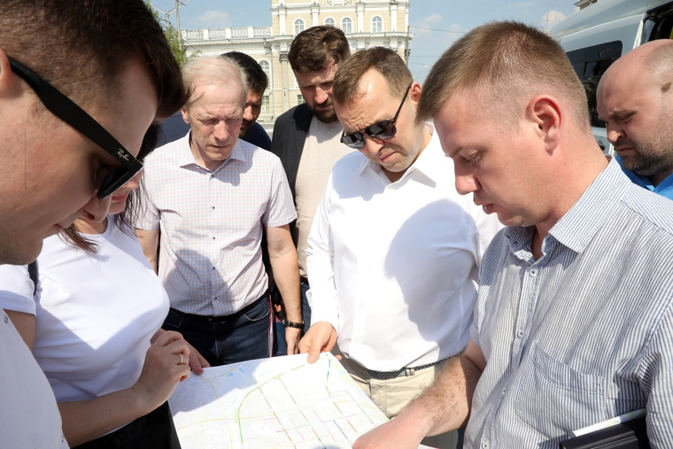 Иван Ситников (справа) присутствовал при обсуждении планов по обновлению фасадов домов, благоустройству дворов и ремонту тротуаров на улицах Гоголя и Ленина