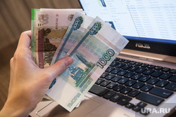 Ноутбук, деньги, интернет покупки. Москва, ноутбук, интернет, сеть, клавиатура, работа, покупки, всемирная сеть, компьютер, деньги, работа в офисе, руки, удаленка