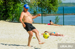 Муниципальный пляж на озере Первое. Челябинск, мяч, берег, лето, отдыхающие, мужчина, пляж, отдых, пляжный футбол, пляжный сезон