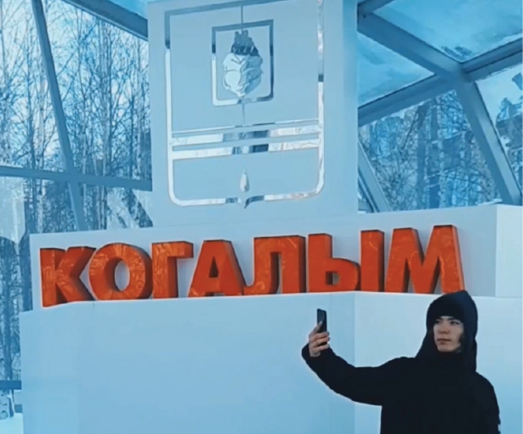 Каждый из эпизодов ролика Владимира Гриневича так или иначе связан с ЛУКОЙЛом: там и нефтяные качалки, и «чёрное золото» на щеке — традиция посвящения в профессию.