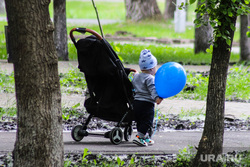 День защиты детей. Курган, ребенок, воздушный шарик, детская  коляска, день детей