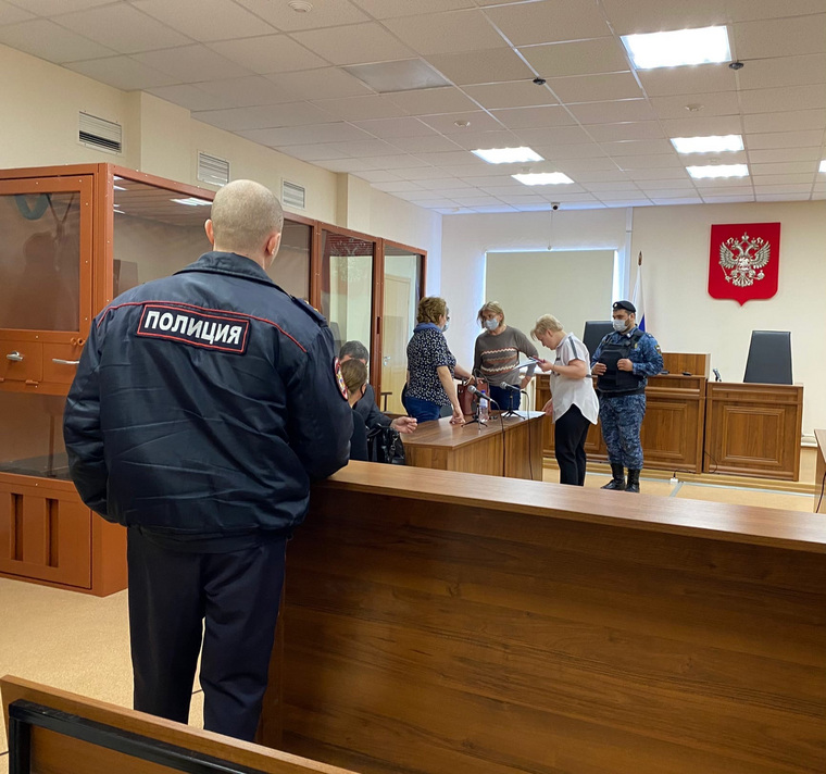 Задержание Юлии Медведевой и Ирины Пакуловой в зале Новоуренгойского городского суда.