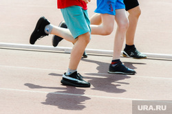 Зеленый марафон на легкоатлетическом стадионе имени Елесиной. Челябинске, спортсмен, бегуны, стадион