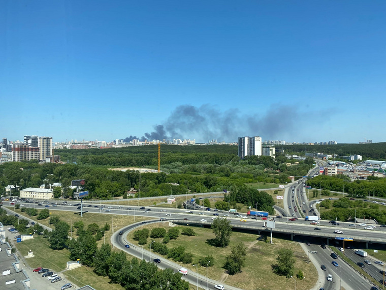 Дым видно из других районов Екатеринбурга