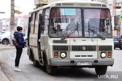 Остановочные комплексы. Курган, автобусная остановка, пассажир, подросток, автобус