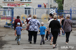 Эвакуация детей из детского сада. Курган, детский сад, родители с детьми, эвакуация