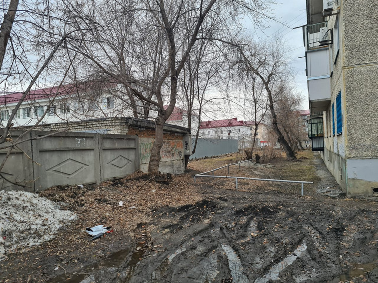 Пожарные машины не смогут подъехать для тушения пожара в доме №98а по ул. Кирова, так как проезд со стороны Томина перекрыт