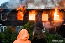 Пожар в деревянном доме по улице 8 марта. Екатеринбург, деревянный дом, пожар, пламя, огонь, тушение пожара, горящий дом, дом горит