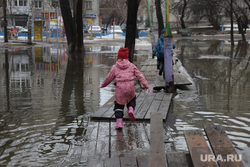 Дождь и затопленные парки. Екатеринбург, лужа