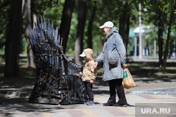 Арт объект в ЦПКиО . Курган , трон, арт объект, трон из игры престола