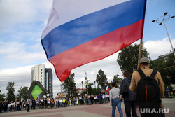 Пикет в поддержку незарегистрированных кандидатов в Мосгордуму на площади Борцов Революции. Тюмень, пикет, триколор, флаг россии