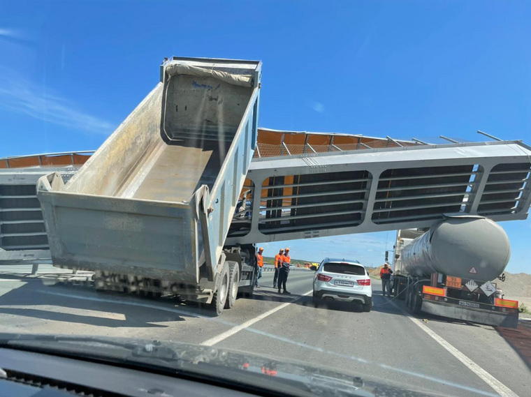 Мост придавил грузовик с опасным грузом
