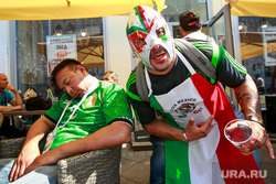 Футбольные болельщики в Москве, спит, пиво, пьяный, мексиканские болельщики, гулянка, реслер, флаг мексики
