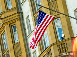 Флаг ЛГБТ на посольстве Соединенных Штатов Америки. Москва, НЕ ИСПОЛЬЗОВАТЬ, экстремистская символика