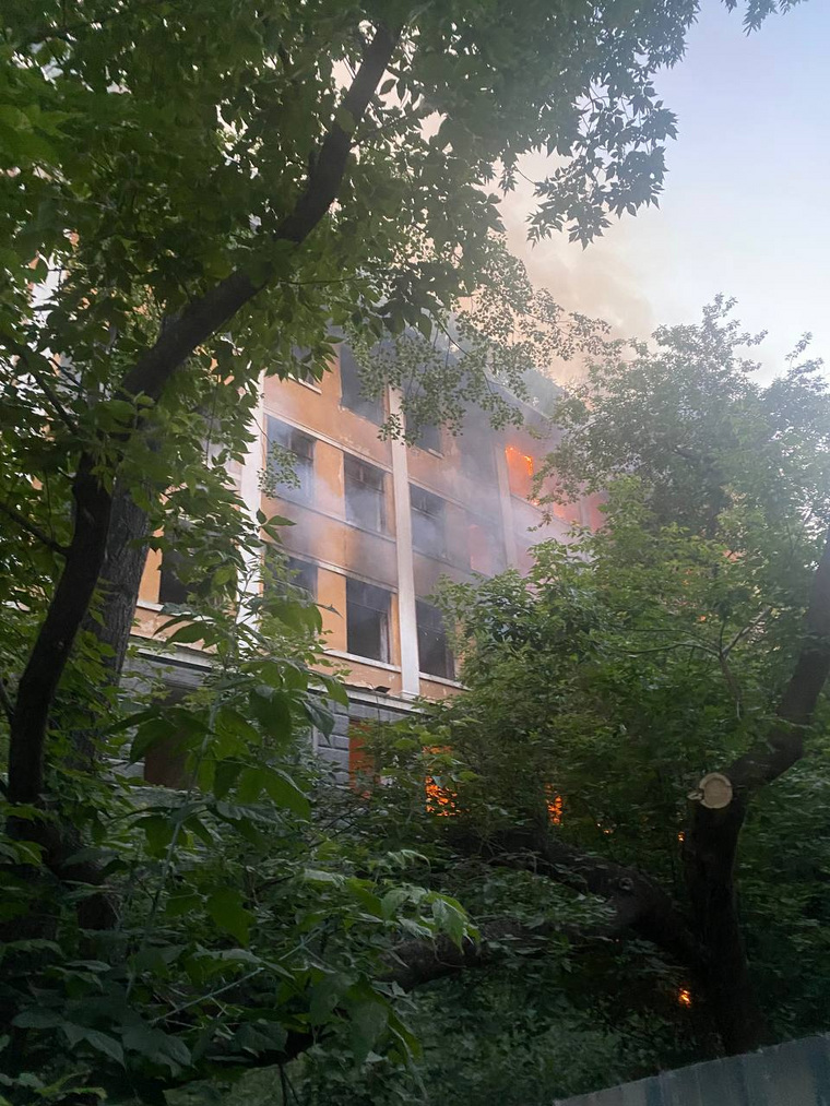 Пожар произошел на пяти этажах здания