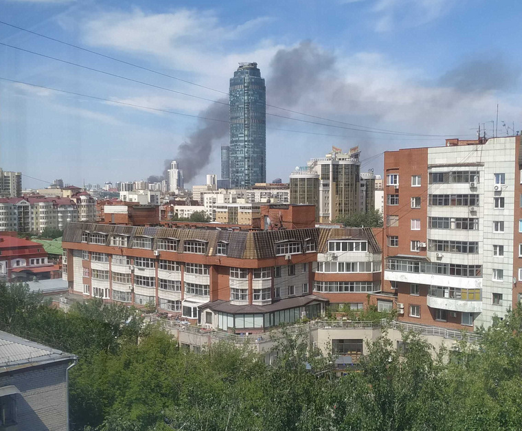 Дым от пожара видно в других районах Екатеринбурга