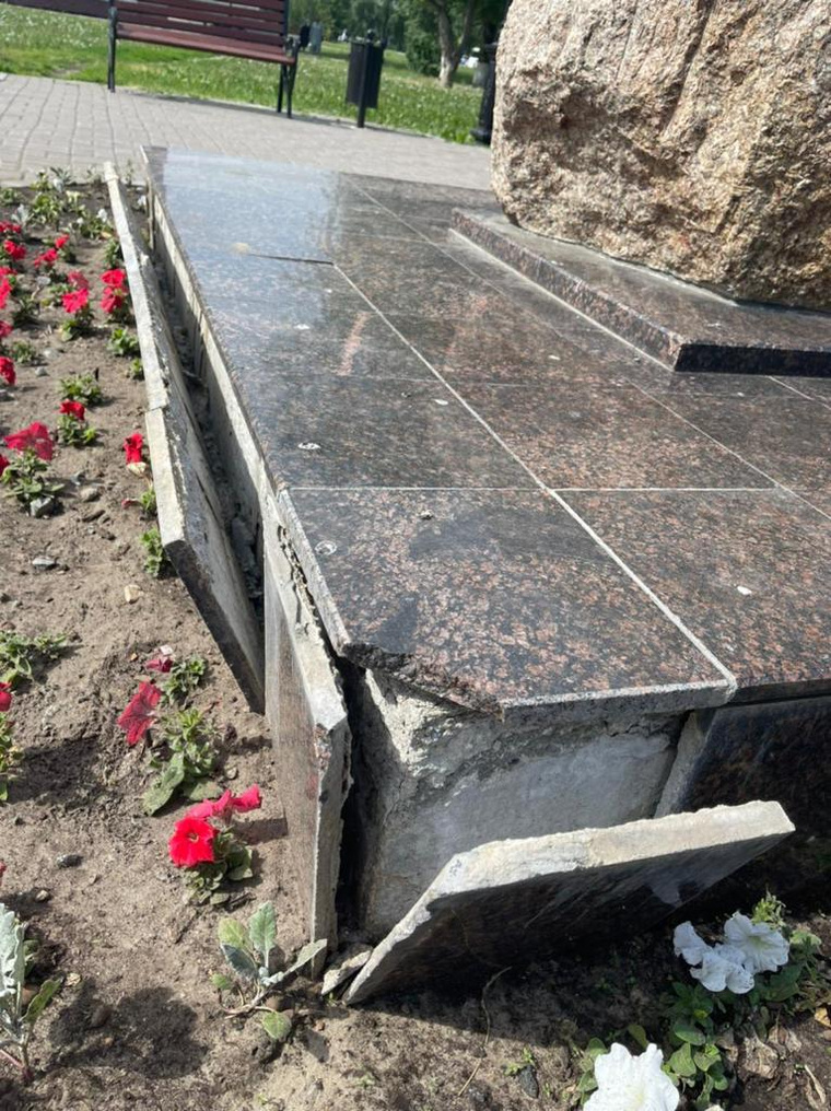 Так сейчас выглядит постамент памятника «Жизнь за правду» в Тобольске