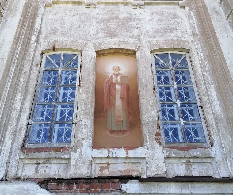Храм в честь святителя Николая Чудотворца оформлен уникальными фресками