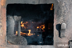 Работники «Водоканала» размораживают колонку по ул. Климова. Курган, печь, разморозка колонки, разморозка водопроводных труб