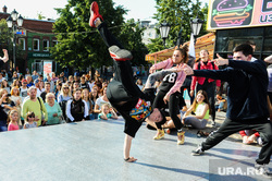 Фестиваль "Триколор-баттл", посвященный Дню российского флага, на улице Кирова. Незавершенные движения. Челябинск, брейкданс, танцы, рэп, хип-хоп, субкультура, молодежь