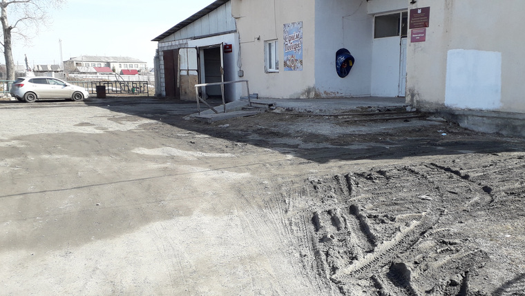 В одном из гаражей в здании Колесниковского сельсовета (слева) раньше ставили школьный автобус