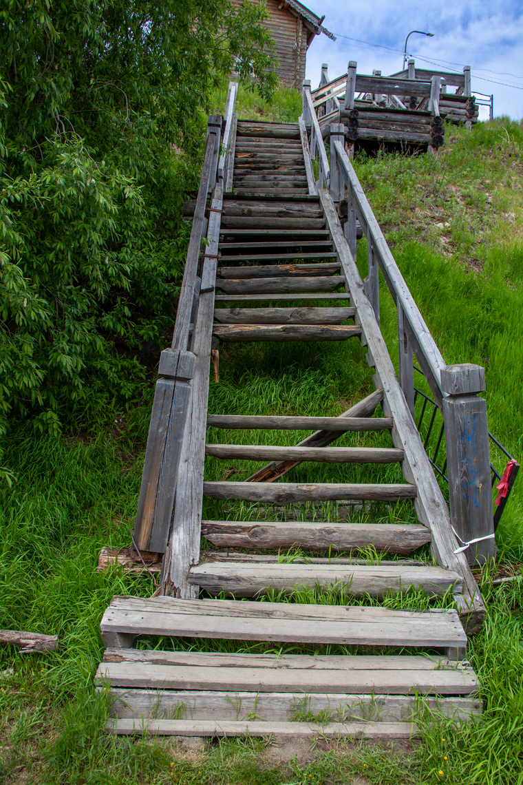 Лестница была построена в 1994 году и требует полной замены