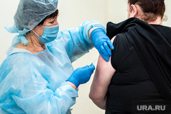 Вакцинация от гриппа на областном рынке на Громова. Екатеринбург, укол, прививка, шприц одноразовый, шприц, вакцина, прививка от гриппа, вакцина от гриппа, вакцинация
