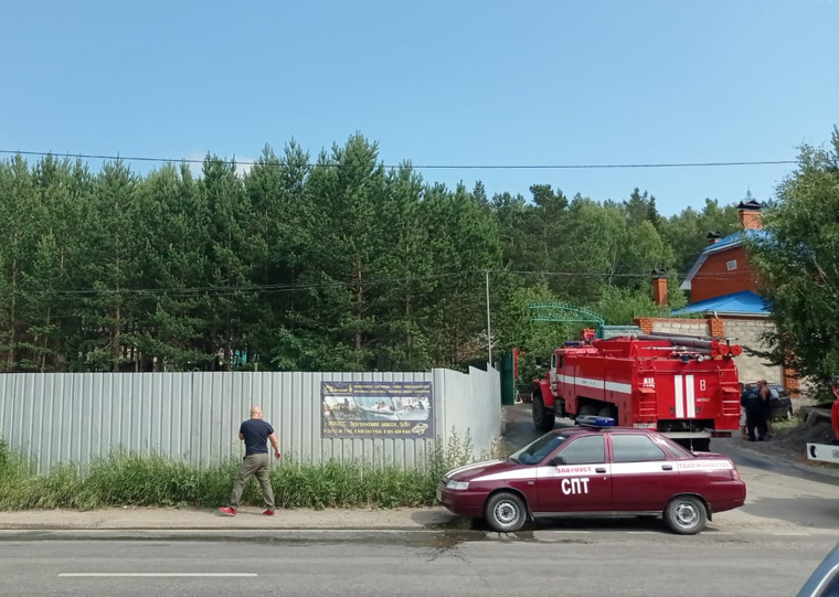 В элитный поселок едут пожарные и врачи