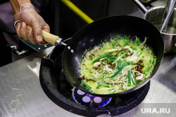 Открытие нового кафе «Chao! Вьетнамская кухня». ЕКатеринбург, повар, сковорода, жарка, готовка, еда, вьетнамская кухня