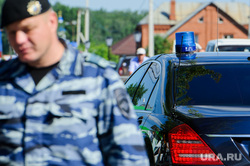 Патриарх Кирилл в Напольной школе. Свердловская область, Алапаевск, спецмашина, охрана, мигалка, синие ведерки