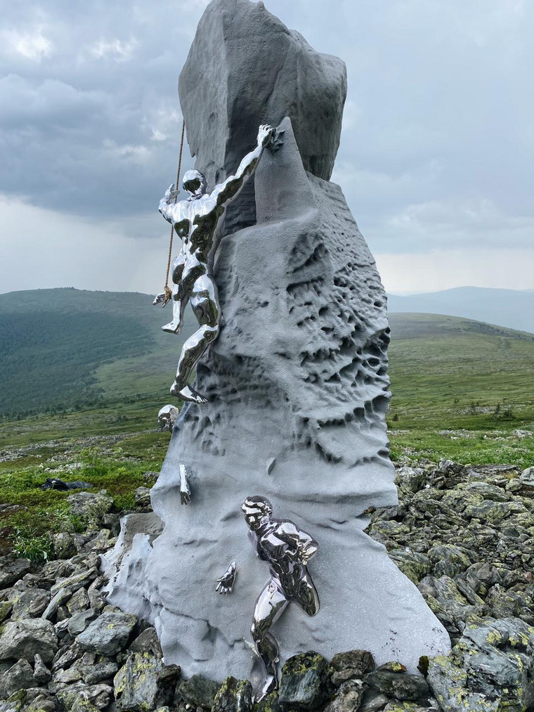 Четырехметровая скульптура в память о погибших советских студентах была установлена на перевале Дятлова 30 июня