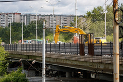 Изначально предполагалось, что полноценное движение по Бебелевскому мосту запустят 15 июля